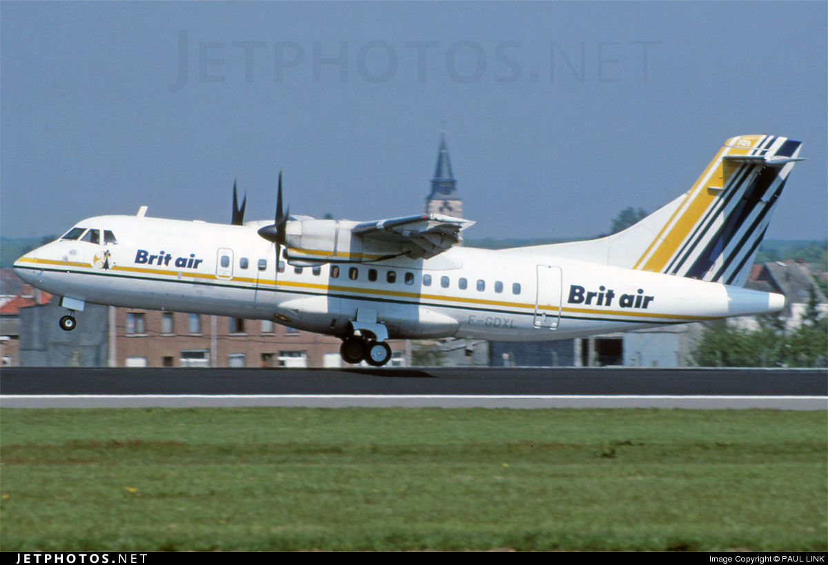 Airlinair_A5's tweet photo. Les @ATRaircraft sont aussi des machines increvables : Le #LYRUM, numéro 010 construit en 1986 pour #Britair et encore en exploitation ! @BB27000 @infos_hop @Lan_D40 @AvgeeksFR @patricefnk #FGDXL #ATR42 #ATRLeads https://t.co/lXONVzUrYZ
