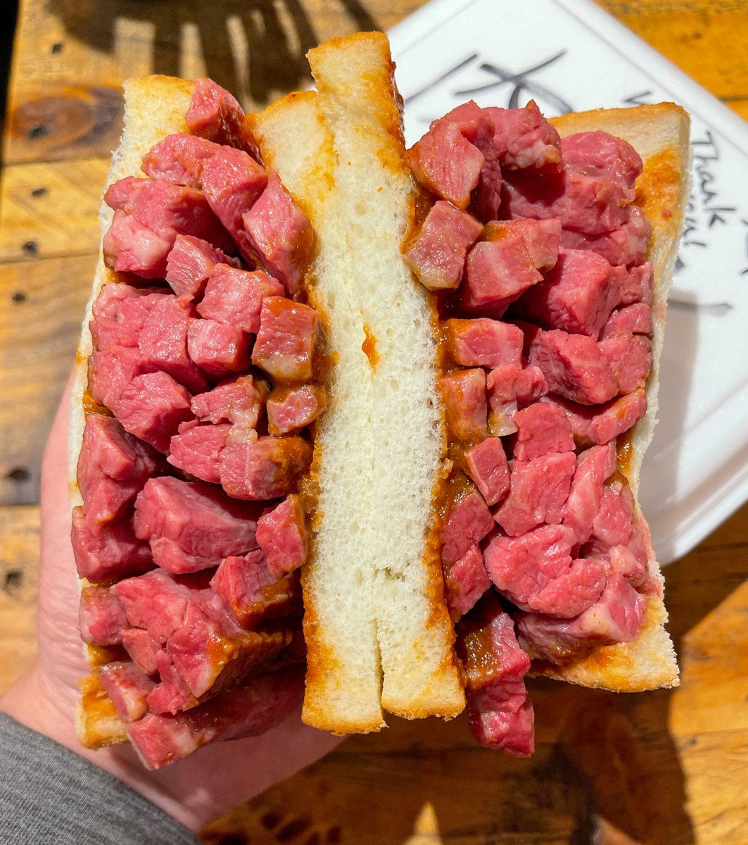 唯一無二の絶品グルメ むにぐるめ S Tweet Pit Master Vamos 大阪 新福島駅から徒歩2分 ぎっしりレアステーキを敷き詰めた肉パンをテイクアウトできるお店 見渡す限りレアな肉の大群を堪能できる贅沢サンドで 香ばしいbbqソースが肉の旨味を更に引き上げる 唯一無二の絶品グルメ むにぐるめ S Tweet Pit Master Vamos 大阪 新福島駅から徒歩2分 ぎっしりレアステーキを敷き詰めた肉パンをテイクアウトできるお店 見渡す限りレアな肉の大群を堪能できる贅沢サンドで 香ばしいbbqソースが肉の旨味を更に引き上げる