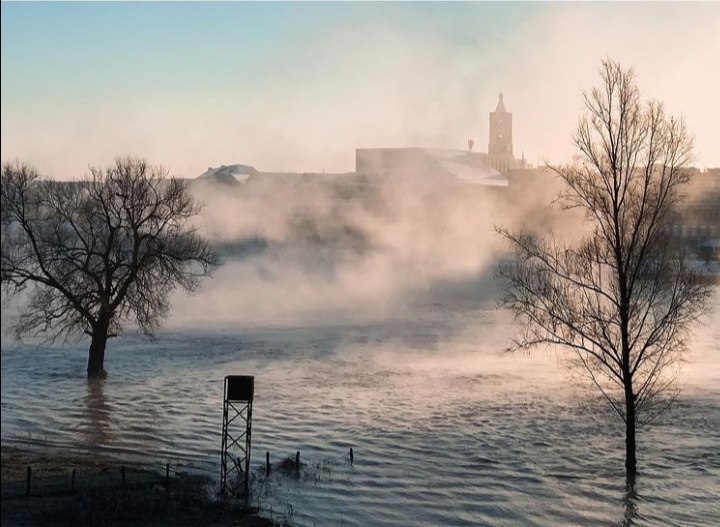 Deze foto is alweer een tijdje geleden gemaakt toen de Maas buiten haar oevers trad. Het hoge water in combinatie met de mist zorgt voor dit mystieke tafereel. 🧙‍♂

Zie jij welke stad is verscholen achter de mist? 🤔

📸 <a href="/joostcrnt/">JoostCornet</a> - Instagram

#hiermoetjezijn #inLimburg