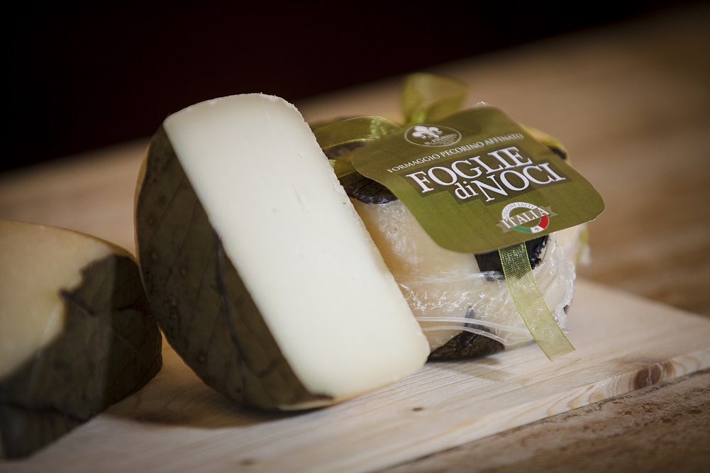 Angela Fiorini e Simone Sargentoni hanno rinnovato un' antica tradizione realizzando il Pecorino affinato con le foglie di noce.❤️ Assaporatelo e gustatevi tutti i profumi e i sapori della Maremma.