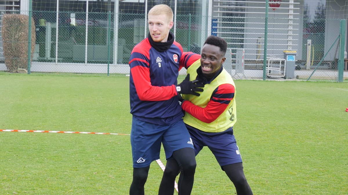 VAFC's tweet image. 𝗣𝗮𝘀 𝗱𝗲 𝗰𝗮𝗱𝗲𝗮𝘂 𝘀𝘂𝗿 𝗹𝗲 𝘁𝗲𝗿𝗿𝗮𝗶𝗻 😂