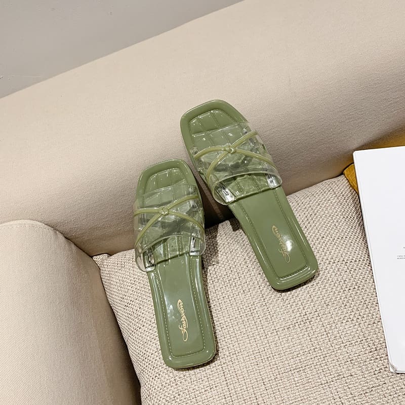 Mz_hawti's tweet image. Get this transparent slippers for just 3000 Naira.....very chic 
#InternationalWomensDay #fashion #Nigeria #slipppers #giftideas #OnlineShop