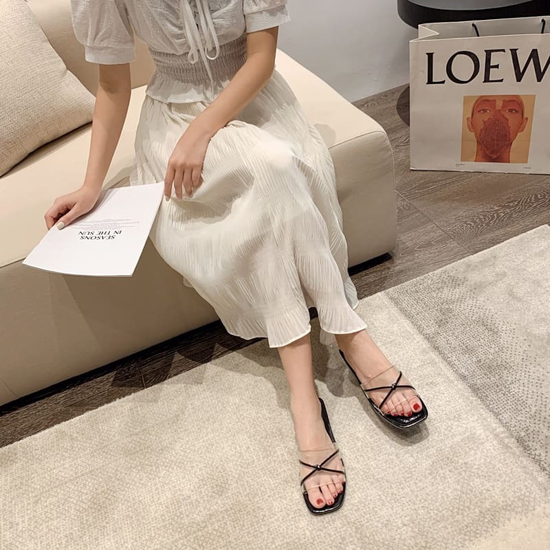 Mz_hawti's tweet image. Get this transparent slippers for just 3000 Naira.....very chic 
#InternationalWomensDay #fashion #Nigeria #slipppers #giftideas #OnlineShop