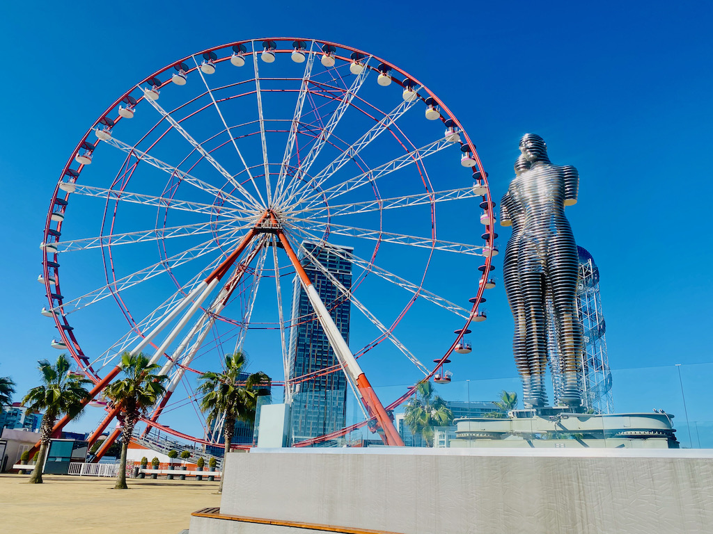 #HopOnMyDay
Moving love monument Ali &amp; Nino in #Batumi, #Georgia.

It's about the love bwt Kurban Said's novel heroes, Ali an Azerbahidjan aristocrat &amp; Nino a Georgian princess. Figures move towards each other &amp; merge into a single entity. 
#traveltribe #travel #monument #statue