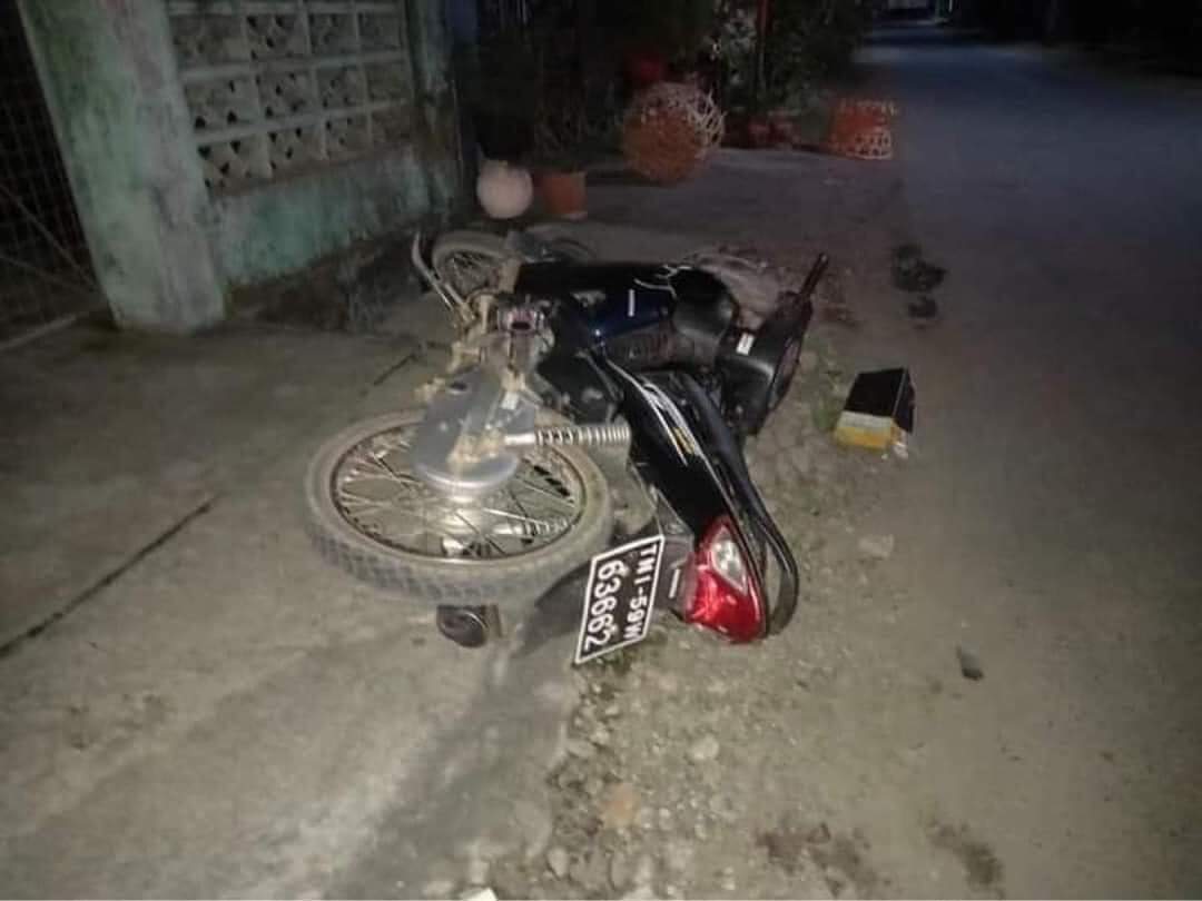 ❗️Red Code Dawei ❗️

The Military Terrorists raided the whole town of Dawei!! They destroyed all the things they see including CCTV and motorcycles!! And also they fired tear gas &amp; live bullets!!!

#WhatsHappeningInMyanmar
#Mar9Coup