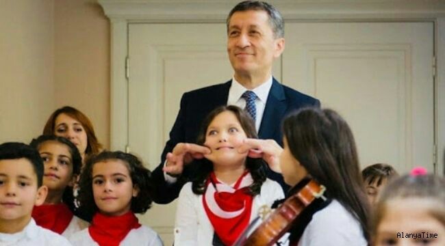 Öğrenciler memnun diyen Ziya Selçuk'un bizi gördüğü şekil şu kız herhalde #İstifaEdiyorum