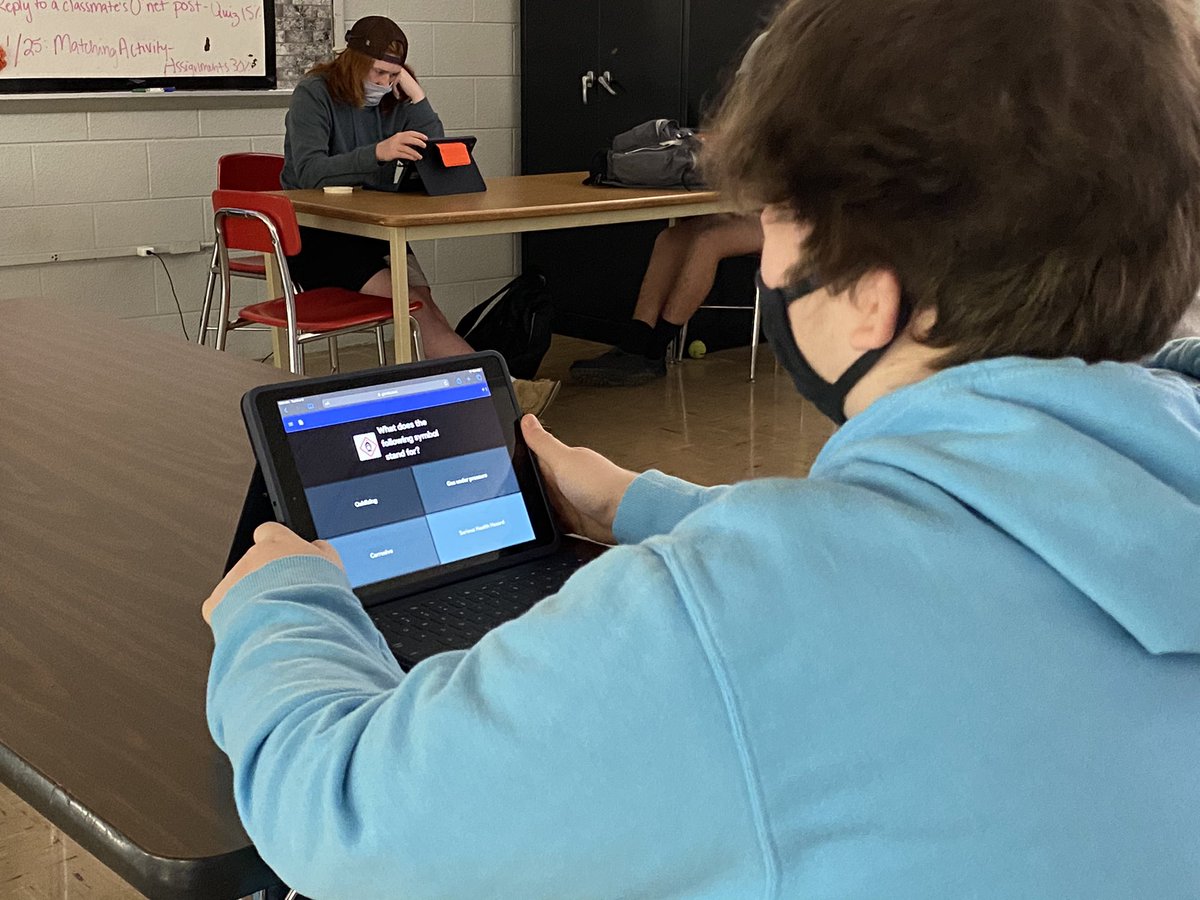 RebeccaRGlenn's tweet photo. Ms. Osborne’s Business & Finance class didn’t hesitate to investigate the imposter today. They might have to call OSHA in for backup. #srhs2021 #RaidersTHRIVE https://t.co/plgioic4DV