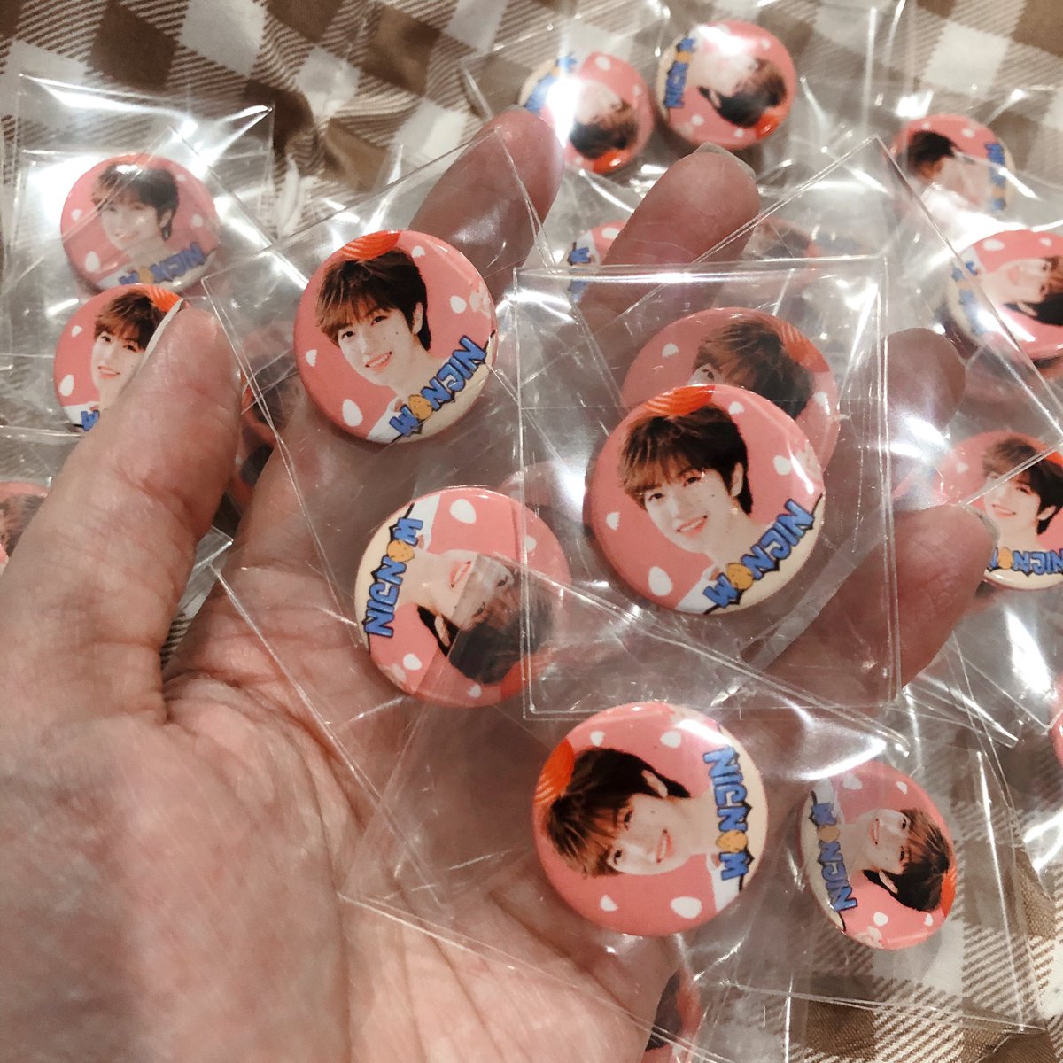 _winterbaby0322's tweet photo. 🎁 GIVE AWAY 🎁
เข็มกลัดเจ้าวอนจิน จิ๋วแต่แจ๋ว 🐣🐣
วันที่ 13 มี.ค. ที่ 12:30 Cafe'
แจก 50 ea เท่านั้นนะค้า~
(เพราะสั่งทำมาแค่นี้🤣)
หามะม้าให้เจอ พร้อมโชว์ทวีตนี้แล้วก็มารับได้เลยจ้า 😘
#174hamsterday
#ProjectforHamwonjinTH
#CRAVITY #크래비티
#원진 #WONJIN #ฮัมวอนจิน https://t.co/SZlX477Wn0