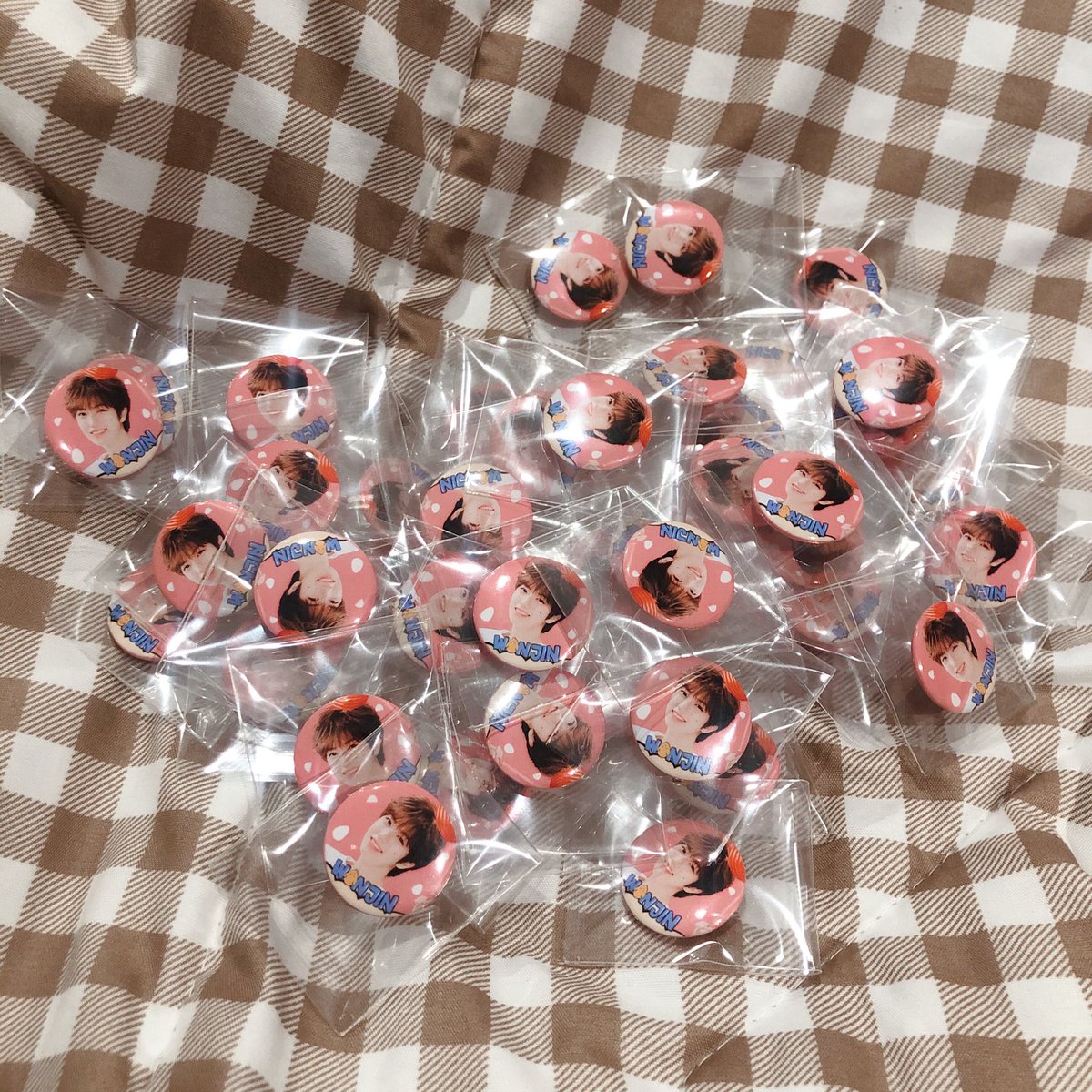 _winterbaby0322's tweet photo. 🎁 GIVE AWAY 🎁
เข็มกลัดเจ้าวอนจิน จิ๋วแต่แจ๋ว 🐣🐣
วันที่ 13 มี.ค. ที่ 12:30 Cafe'
แจก 50 ea เท่านั้นนะค้า~
(เพราะสั่งทำมาแค่นี้🤣)
หามะม้าให้เจอ พร้อมโชว์ทวีตนี้แล้วก็มารับได้เลยจ้า 😘
#174hamsterday
#ProjectforHamwonjinTH
#CRAVITY #크래비티
#원진 #WONJIN #ฮัมวอนจิน https://t.co/SZlX477Wn0