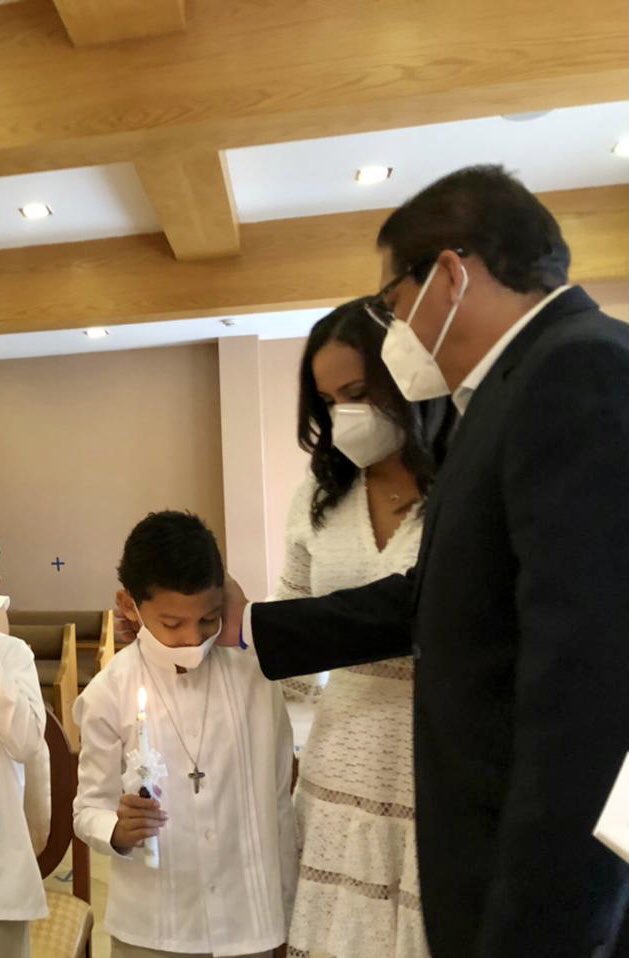 TROYA_Marco's tweet photo. #PrimeraComunión  👦🏻🕯🙏🏼 
Mi pequeño Marquito crece también en su fe. Somos padres orgullosos de un niño sano, alegre y con buenos principios, creyente de Dios. Bendiciones siempre mi campeón y te acompañe Dios, todos los días de tu vida.

#MarcoTROYA https://t.co/A091A1SJj5