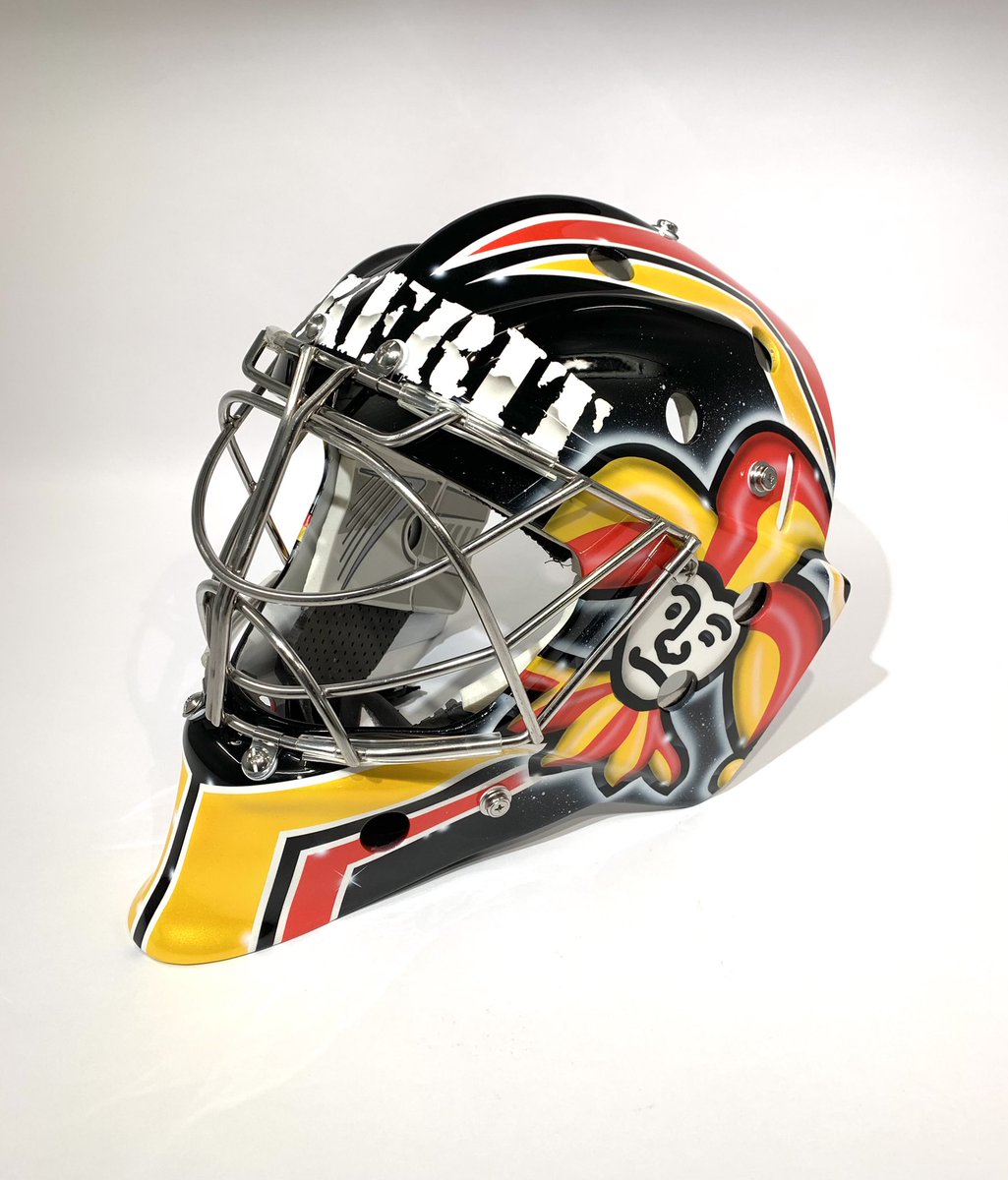 TemeDesign's tweet photo. -Joker Seb-
Sebastian Katajainen
Team: Jokerit U20
Mask: Bauer 960
2020

Vielä viime vuoden maskeja. Neljäs maski Jokereille ja tämä meni U20 joukkueeseen. Hain hieman erilaisuutta mustalla pohjalla ja se toimi mielestäni hyvin. @jokerithc #Jokerit #Helsinki #temedesigns https://t.co/hsbNFHFNDV