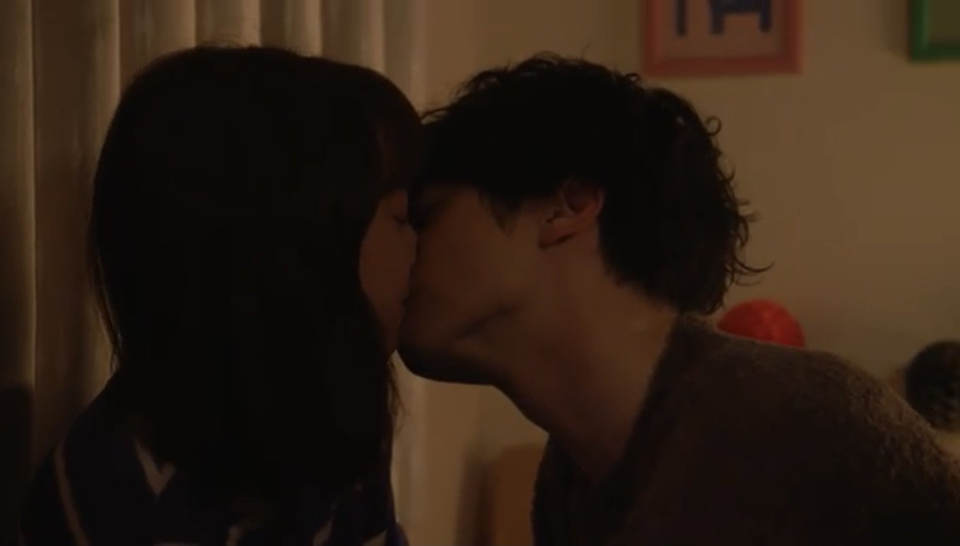 あちゃん キスする直前の表情とほんと一瞬ちゅって触れるだけのキスするの 心臓ぎゅーーーーーってなって息ができなかった T Co Qiaq1mb0uf Twitter