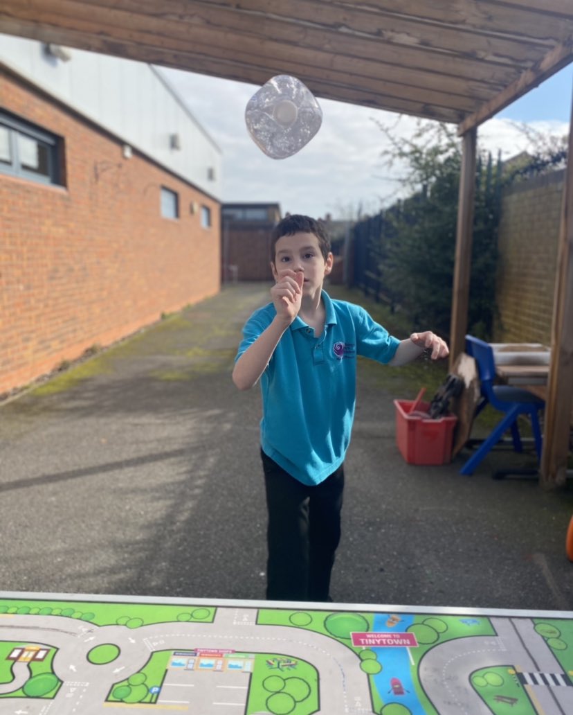 PhoenixHousePRU's tweet image. More #BottleFlipping this afternoon! We are thoroughly enjoying trying out new science activities for #BritishScienceWeek! 🌈⭐️💧 #ThisisAP
