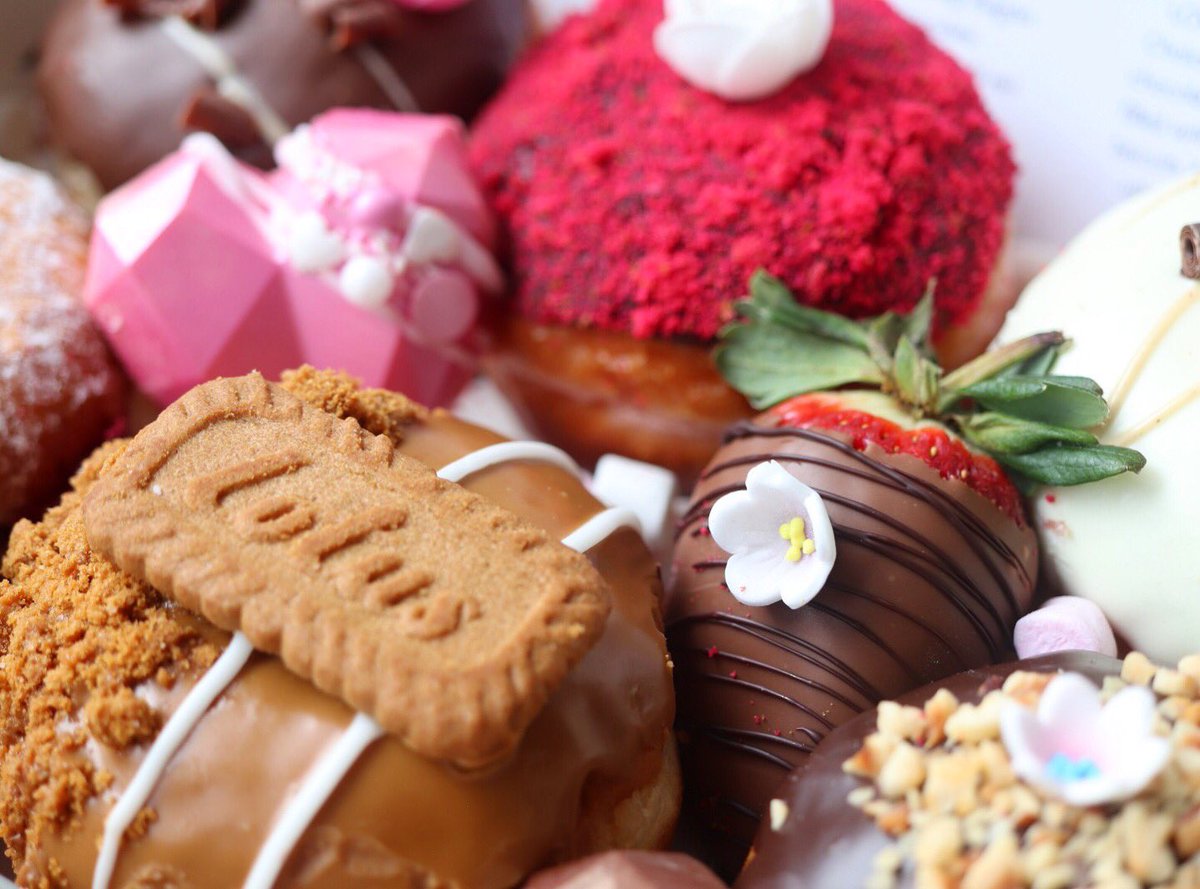 🍓🍩❤️
Our Little Box of Hugs is available online to preorder!
Collection &amp; delivery 🚚 7 days a week 
therollingdonut.ie/orders/
.
#chocolate #strawberry #chocolatestrawberries #new #gift #giftideas #food #foodie #donut