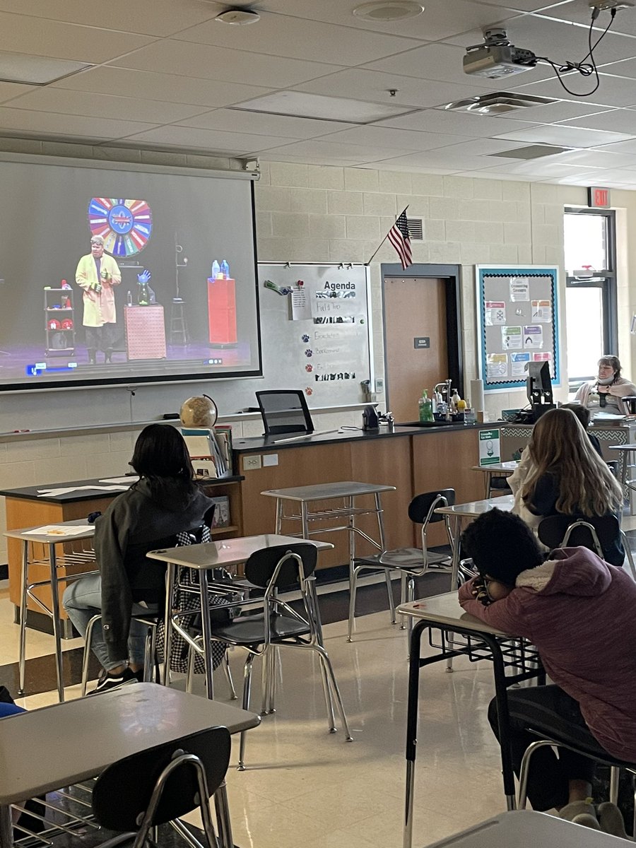 Instrcoachalley's tweet image. Our science classes participated in a free TPAC event with Doktor Kaboom  and the wheel of science. His fun science experiments kept students engaged, laughing, and included resources for teachers!  @RCS_STEM @chmscougars @tpac #scienceisfun