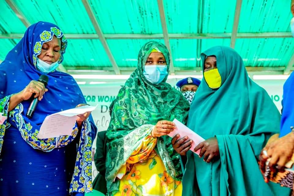 auwalbaffakiru1's tweet photo. Yesterday, Prof. Hafsat Umar Ganduje has attended the occasion of International Women’s Day 2021 organised by state ministry of Women Affairs. The First Lady took the advantage of the event and empowered 1, 500 women with a startup Capital of N10, 000 each.
#ChooseToChellenge https://t.co/T0rl90LBdy