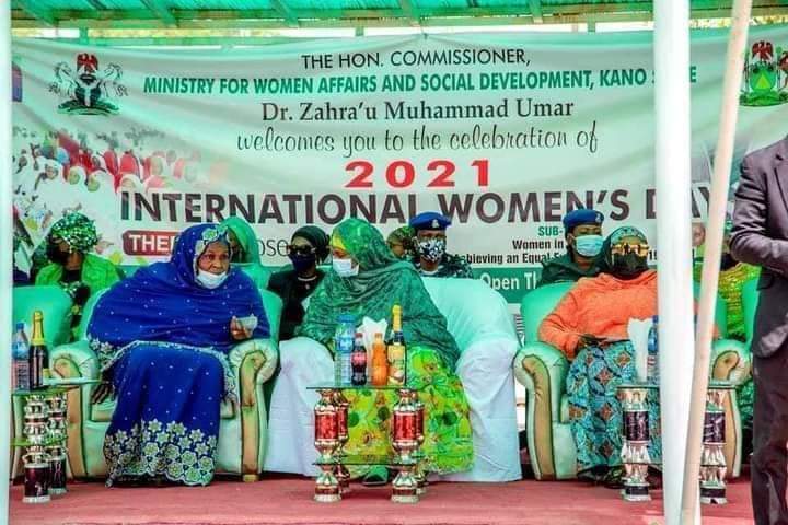 auwalbaffakiru1's tweet photo. Yesterday, Prof. Hafsat Umar Ganduje has attended the occasion of International Women’s Day 2021 organised by state ministry of Women Affairs. The First Lady took the advantage of the event and empowered 1, 500 women with a startup Capital of N10, 000 each.
#ChooseToChellenge https://t.co/T0rl90LBdy