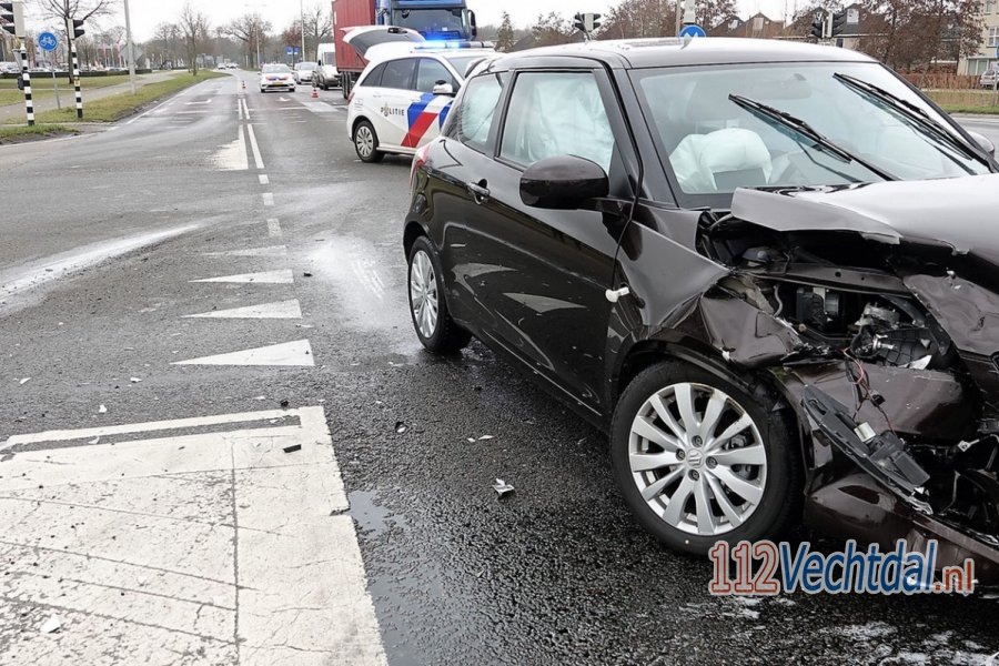 Geen gewonden maar flinke schade bij aanrijding in #Hardenberg. 112Vechtdal.