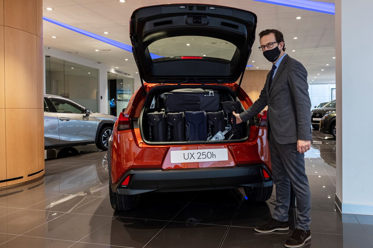 Rafael nos muestra como el #LexusUX 250h ofrece un espacio excelente en el maletero y versatilidad para el transporte.
➡️el volumen de carga es de 438l.
Ven y pruébalo👉 ow.ly/r7Eg50DU90P 📞669847387 
.
#Lexus #LexusBreogan #Lexusgalicia #SUV #hybrid #movilidadsostenible