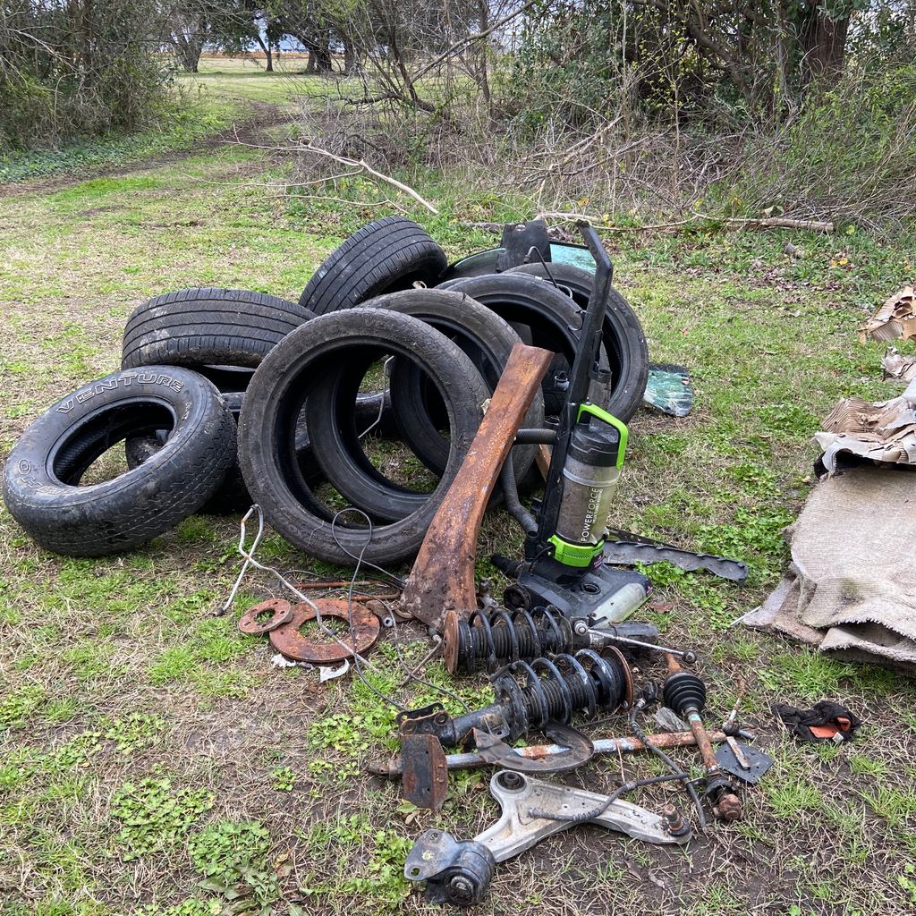 ChasWaterkeeper's tweet photo. The numbers are in from our Noisette Creek cleanup this weekend with Youth 2 Ocean and @RealEstateRants! We removed 1,200 pounds of trash including 12 tires, a pile car parts, 1 windshield, 2 plates, 1 lamp, and a whole lot of single use plastic! Thank you to all the volunteers! https://t.co/56BKVPnu9S