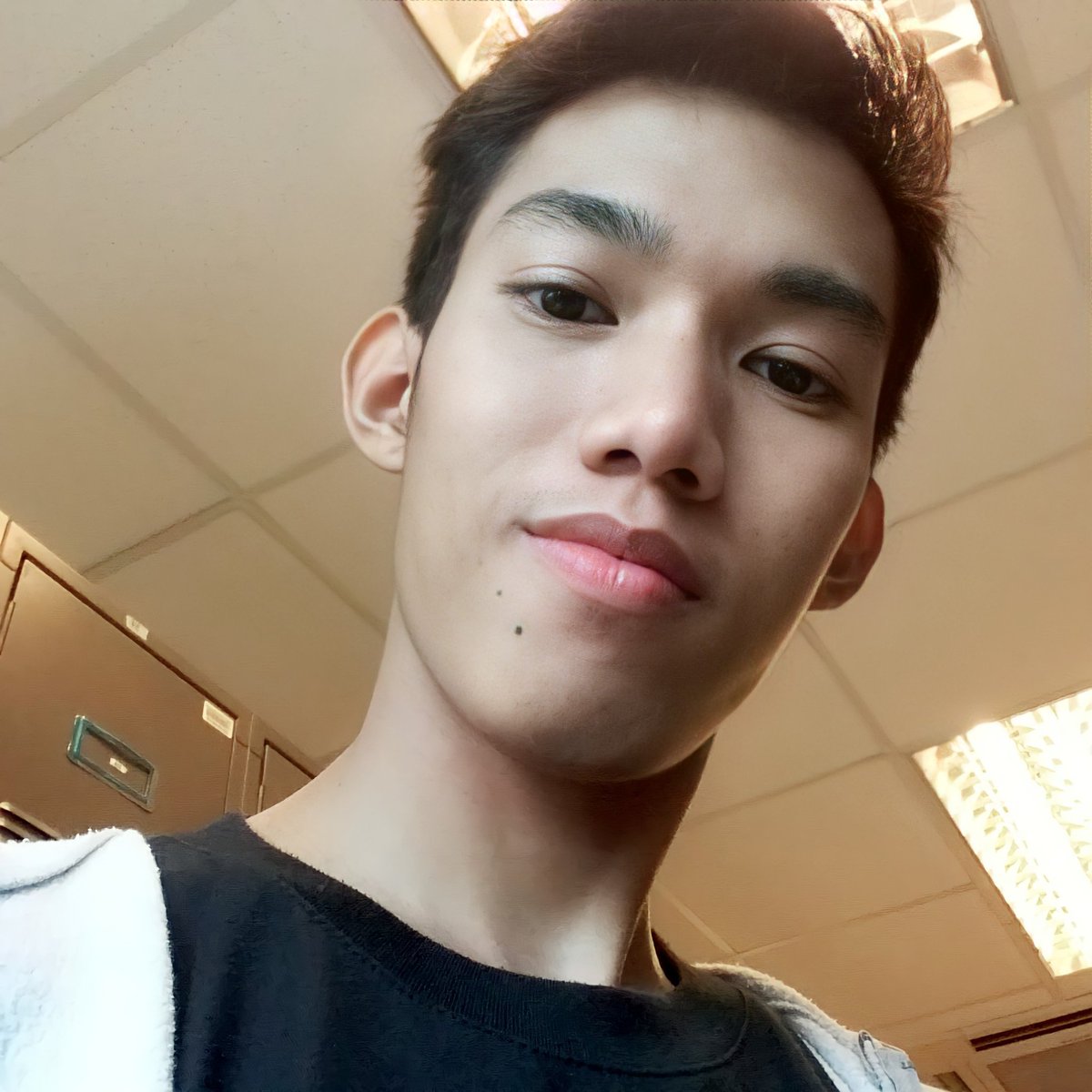 mikeesibayan's tweet photo. Look down 👇🙃🤳 https://t.co/4kvssRNSN0
