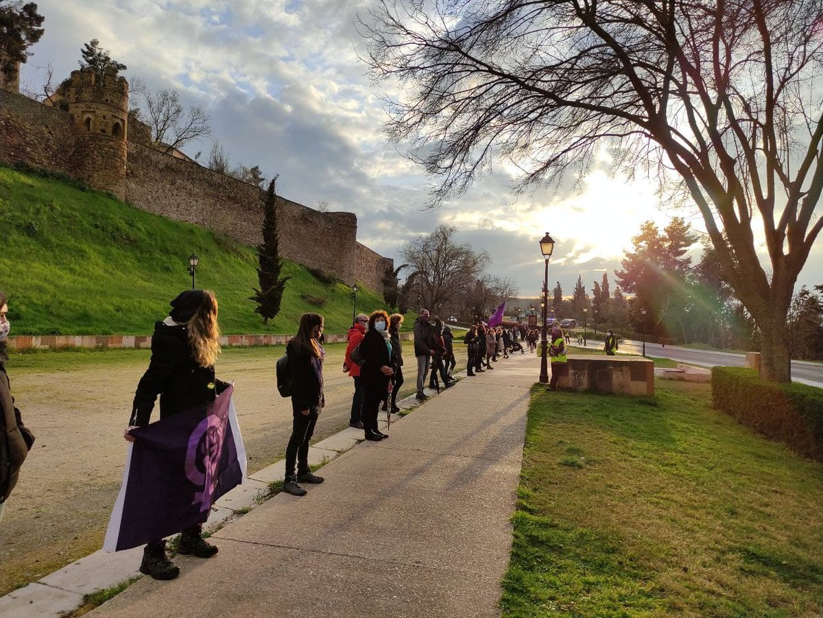 AsambleaToledo's tweet photo. #8mCLM #8mCLMenMovimiento #cadenahumana Con lluvia o con sol la presencia feminista en las calles de Toledo no cesó! https://t.co/qTzpu5rU5z