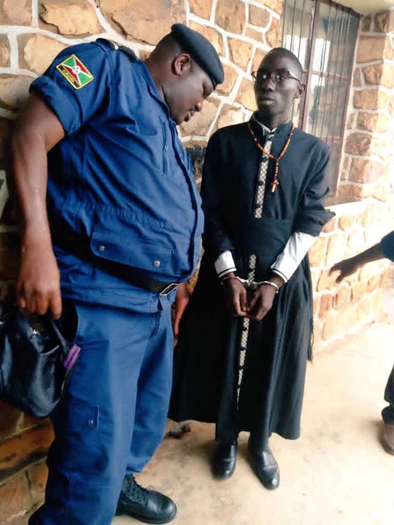 LaNovaBurundi's tweet photo. #Burundi : Hari umusore yahagaritswe n'igipolisi c'intara ya @RuyigiProvince mu gatondo ko kuri uyu wa kabiri. Amakuru ava aho muri iyo nyara avuga ko yari ahejeje kwiba kuri Paruwase Ruyigi yiyita umufurera wo mu muryango w'abasareziyano.
Abamuzi bakavuga ko yitwa Jérôme. https://t.co/NuK3dPhU5d