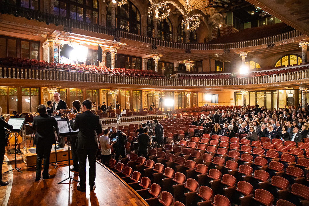 Ara més que mai sabem que no és el mateix veure el Palau de la Música ple que buit. Més de 170 figurants van omplir el Palau durant el rodatge de VERA coordinats per ⁦<a href="/cpuchem/">Carme Puche</a>⁩ . A tots i totes, gràcies!✨