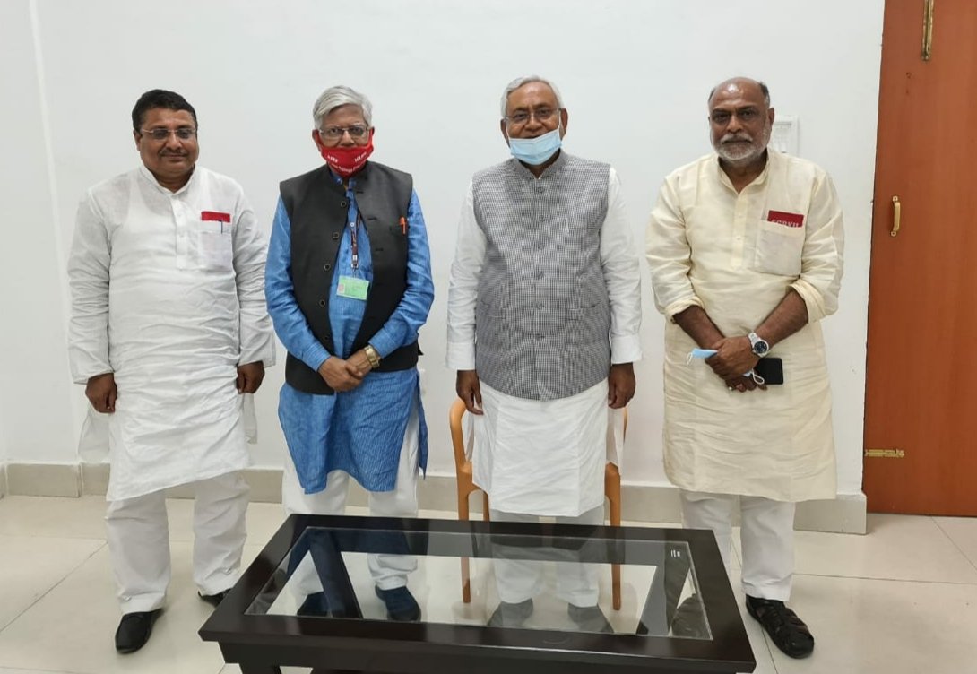 AIRF_DELHI's tweet photo. AIRF महामंत्री शिवगोपाल मिश्रा ने बिहार के मुख्यमंत्री नीतीश कुमार से मुलाकात कर भारतीय रेल औऱ सरकार के दोषपूर्ण निजीकरण की नीतियों के साथ अप्रेंटिस के बारे में विस्तार से चर्चा की ! @PiyushGoyal
@RailMinIndia @NitishKumar @IR_CRB https://t.co/HAFc4ICLjh