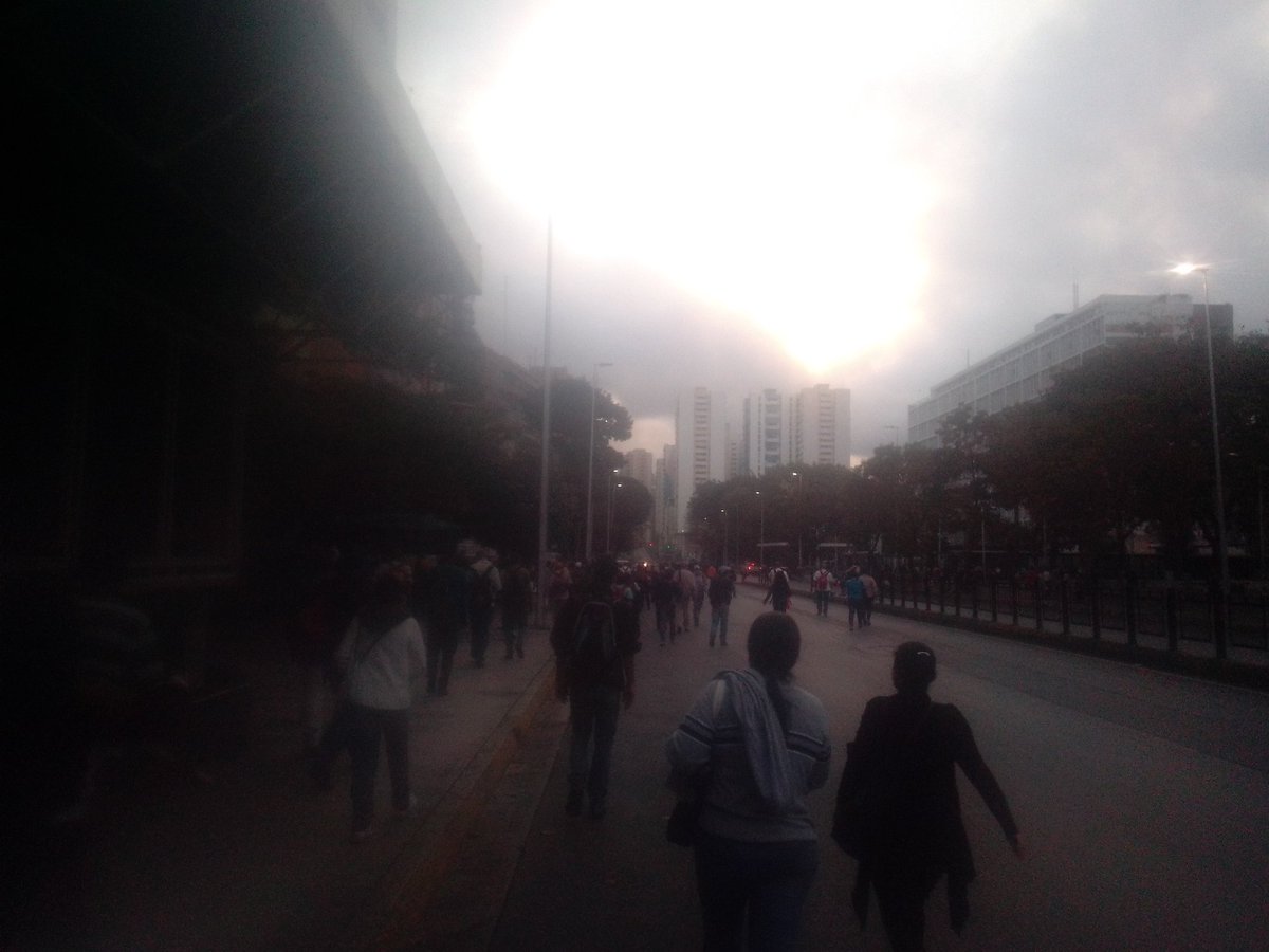yefresj's tweet photo. Metro de Caracas en línea 2 presta servicio hasta maternidad https://t.co/4OTXnFSEM9