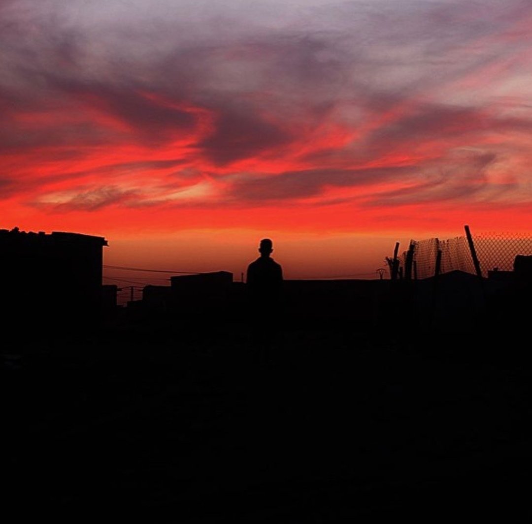 Ci si siede su una duna di sabbia. Non si sente niene, euppure qualcosa risplende. #WesternSahara #saharawi #Humanrights #solidarity #torvergata #refugeecamp 
>>instagram.com/p/CMKr2rOsVAD/…