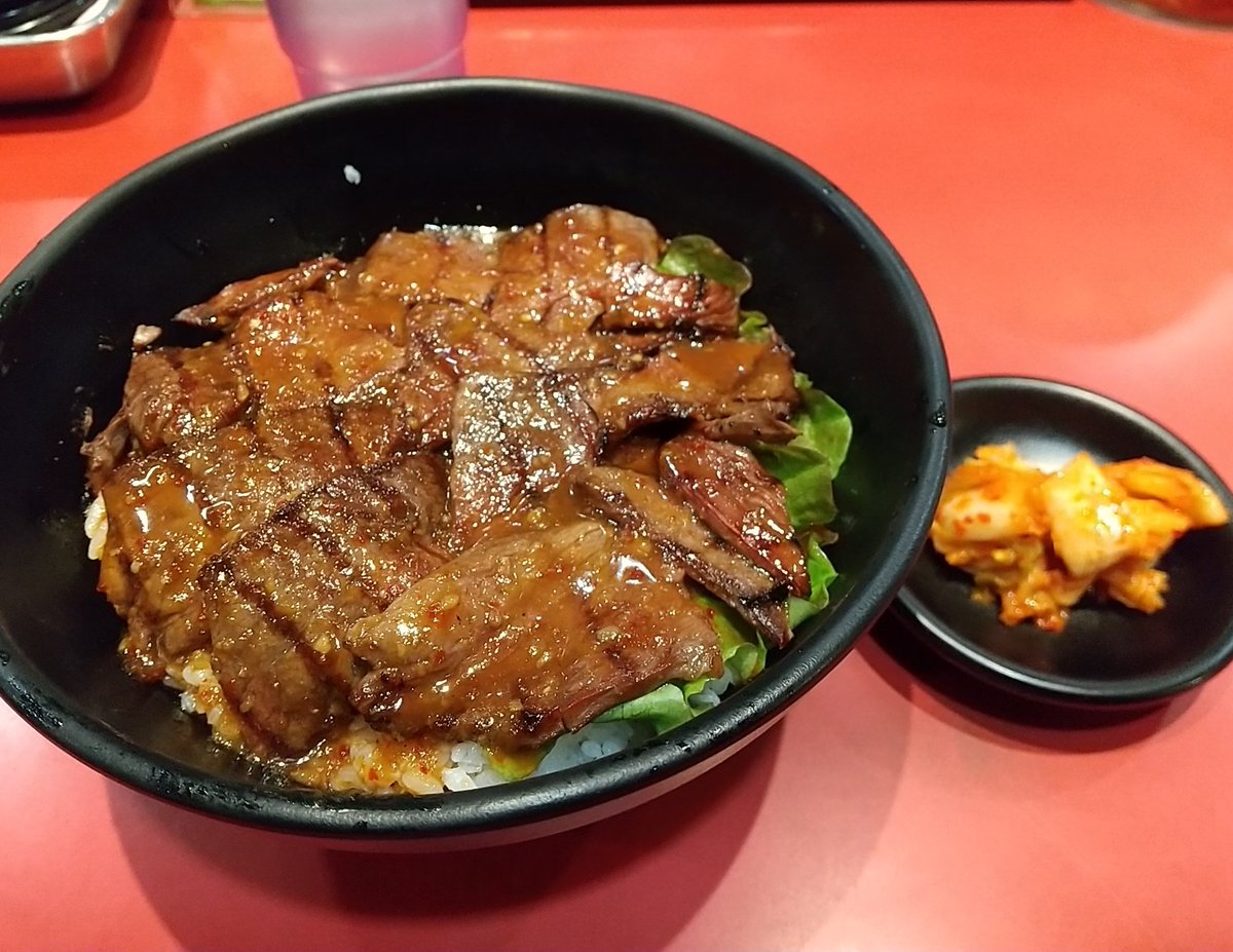 kobe_machiguide's tweet photo. 三宮高架下の焼肉丼「十番」ハラミ丼・ハーフ冷麺が美味しい！柔らかで香ばしいハラミに濃厚ダレが絡み、食べ放題のキムチも相まって食が進みます。ハーフ冷麺はツルッとのど越しが良く、さっぱりした味わいでペロリと完食。 https://t.co/96dO8gh4Q1