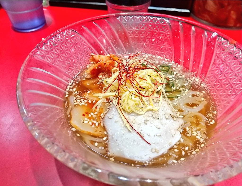 kobe_machiguide's tweet photo. 三宮高架下の焼肉丼「十番」ハラミ丼・ハーフ冷麺が美味しい！柔らかで香ばしいハラミに濃厚ダレが絡み、食べ放題のキムチも相まって食が進みます。ハーフ冷麺はツルッとのど越しが良く、さっぱりした味わいでペロリと完食。 https://t.co/96dO8gh4Q1