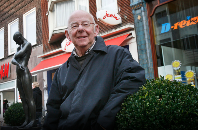 RondToss's tweet photo. Rust zacht Bert 🌹

Vandaag bereikte ons het treurige nieuws dat één van onze redactieleden, voormalig stadsdichter Bert Kuijpers, op 80-jarige leeftijd is komen te overlijden. 

Heel veel sterkte aan de familie, vrienden en andere nabestaanden van Bert. We zullen hem missen. ✨ https://t.co/6VWbFmR1vj