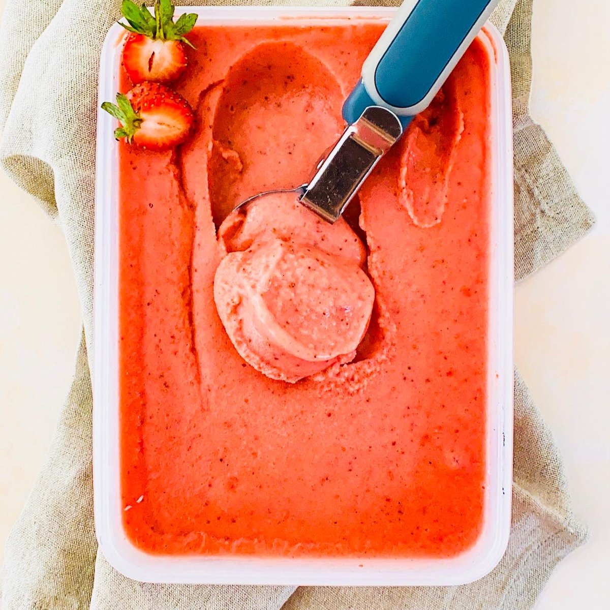 CookingHali's tweet photo. La température ici est égale à celle de dehors , 🥵 un peu de rafraîchissement ???
Un yaourt glacé à la fraise 🍓 https://t.co/OSu8w8eoP5