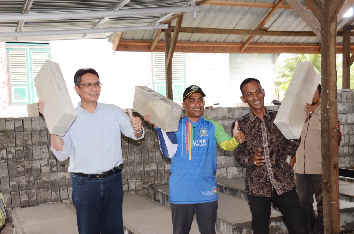 dpmg_aceh's tweet photo. Iya benar Pak Keuchik, Masa Depan itu Adalah Hari Ini. 💪
#banggamembangungampong #acehhebat #dpmgaceh #bumg #bumdes https://t.co/hPZchKOlE8