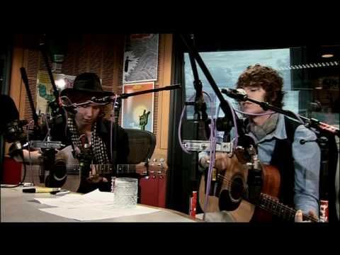 Recoversion's tweet photo. Et voici la version vidéo de la chanson qui conclut le dernier épisode de #Recoversion : « Kids » en live par Les Kooks.
https://t.co/5UyEcvvFEC https://t.co/DkTAmC3VF6