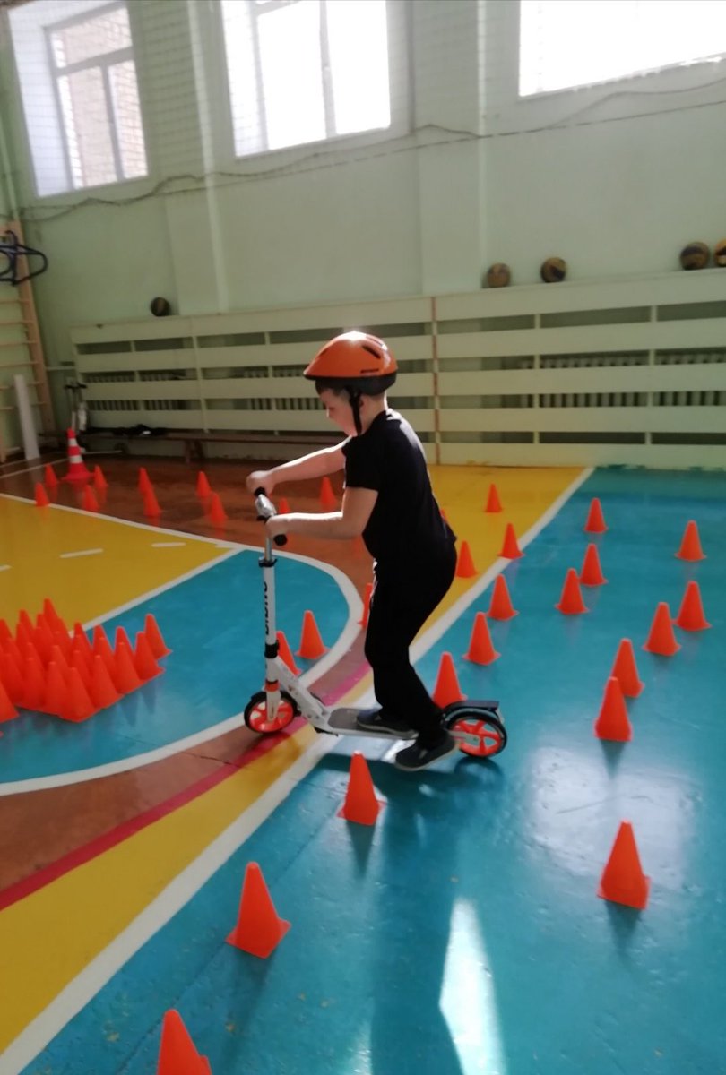 Участников акции #ЛабораторияБезопасности приветствовал руководитель рабочей группы <a href="/ProektER37/">Проекты #ЕР37</a> #БезопасныеДороги Андрей Зобнин. Совместное мероприятие с сотрудниками ГИБДД по Приволжскому району прошло в  школе № 7 г. Приволжска.
 #ЕР37 #Приволжск #ИвановскаяОбласть