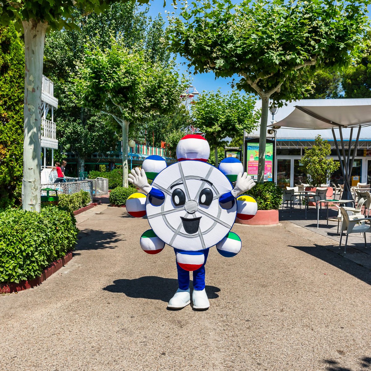 Atraczara's tweet photo. ¡Hola #familia! ¡Soy Nori! 😍
¡Estoy contando ya los días para empezar la #diversión en el #ParquedeAtracciones 🎢 de #Zaragoza 🎡 con todos vosotros! 🥳
Dime, ¿con quién vas a venir? 👀
¡Te esperaré con los brazos abiertos! 💙
#Temporada2021 #Atraczara #OcioEnFamilia https://t.co/49N9hwAs4z