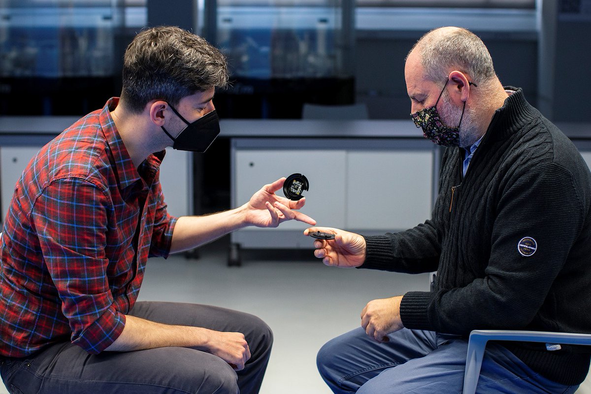 UniBarcelona's tweet photo. #RecercaUB | Un equip internacional liderat per investigadors de la #UniBarcelona ha creat el microscopi d’alta resolució més petit i econòmic que existeix fins ara. 👉  https://t.co/MsNtiQ12wc

#nanotecnologia #H2020 #FETOpen
@FisicaUB @In2Ub @BoschiGimpera https://t.co/oe89Kva4aN