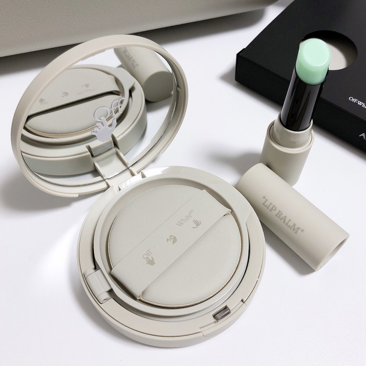 sssrrr_csm's tweet image. Off-Whiteとアモーレパシフィックと初コラボ商品PROTECTION BOX

UVクッションやリップバームなど、パッケージがしっかりしてるし高級感があって持ってるだけでテンション上がる！🥺
数量限定なので欲しい人はお早めに🏃‍♀️
#OffWhite #アモーレパシフィック
#PROTECTIONBOX
#PR #Qoo10