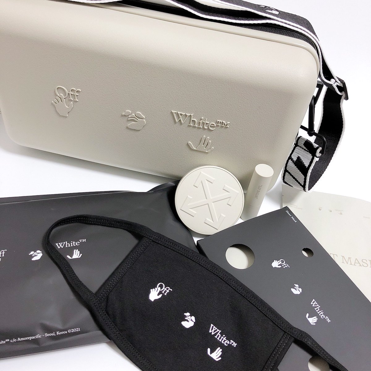 sssrrr_csm's tweet image. Off-Whiteとアモーレパシフィックと初コラボ商品PROTECTION BOX

UVクッションやリップバームなど、パッケージがしっかりしてるし高級感があって持ってるだけでテンション上がる！🥺
数量限定なので欲しい人はお早めに🏃‍♀️
#OffWhite #アモーレパシフィック
#PROTECTIONBOX
#PR #Qoo10