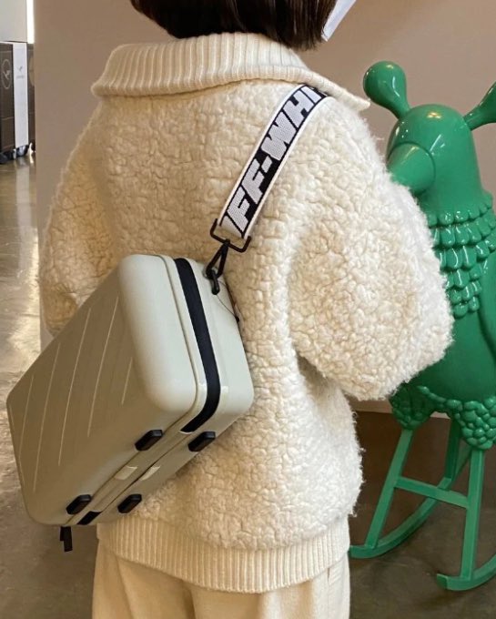 sssrrr_csm's tweet image. Off-Whiteとアモーレパシフィックと初コラボ商品PROTECTION BOX

UVクッションやリップバームなど、パッケージがしっかりしてるし高級感があって持ってるだけでテンション上がる！🥺
数量限定なので欲しい人はお早めに🏃‍♀️
#OffWhite #アモーレパシフィック
#PROTECTIONBOX
#PR #Qoo10