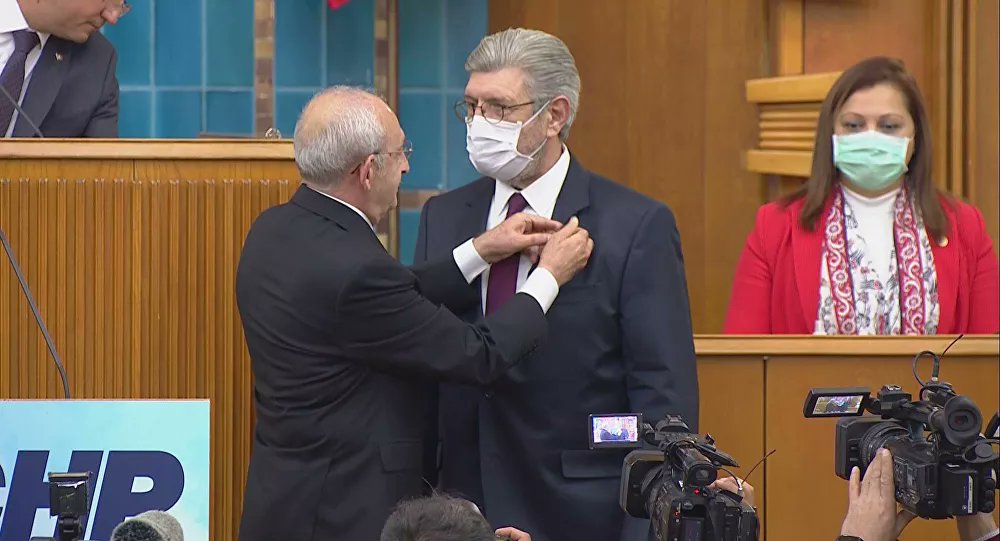 bptmedya's tweet photo. Cihangir İslam, CHP'ye katıldı. Rozetini Kılıçdaroğlu taktı. https://t.co/bIV9cMrvT8