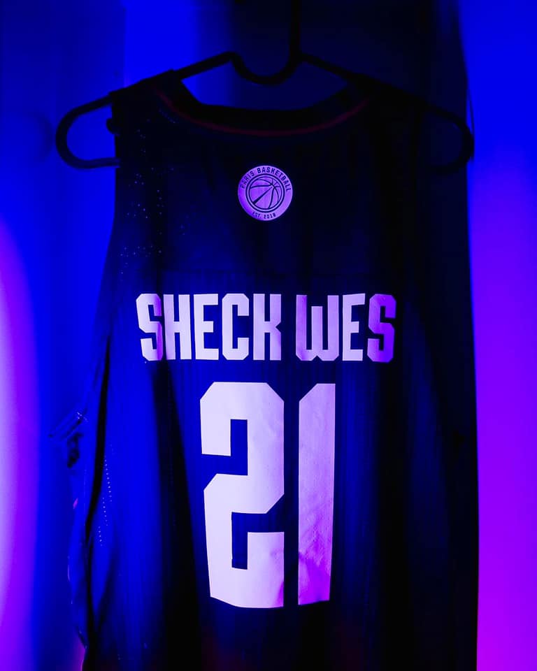 Be_BasketFr's tweet photo. #ProB Le rappeur Sheck Wes à Paris : coup de maître marketing ou mascarade sportive ? 
💬 "Imaginez qu'il fasse une chanson sur Begarin ou Kamagate qui seraient en NBA", dit Jean-Christophe Prat.
➡️ Gros plan sur cette opération inédite : https://t.co/ekBzalFozf https://t.co/9ygOloCeuD