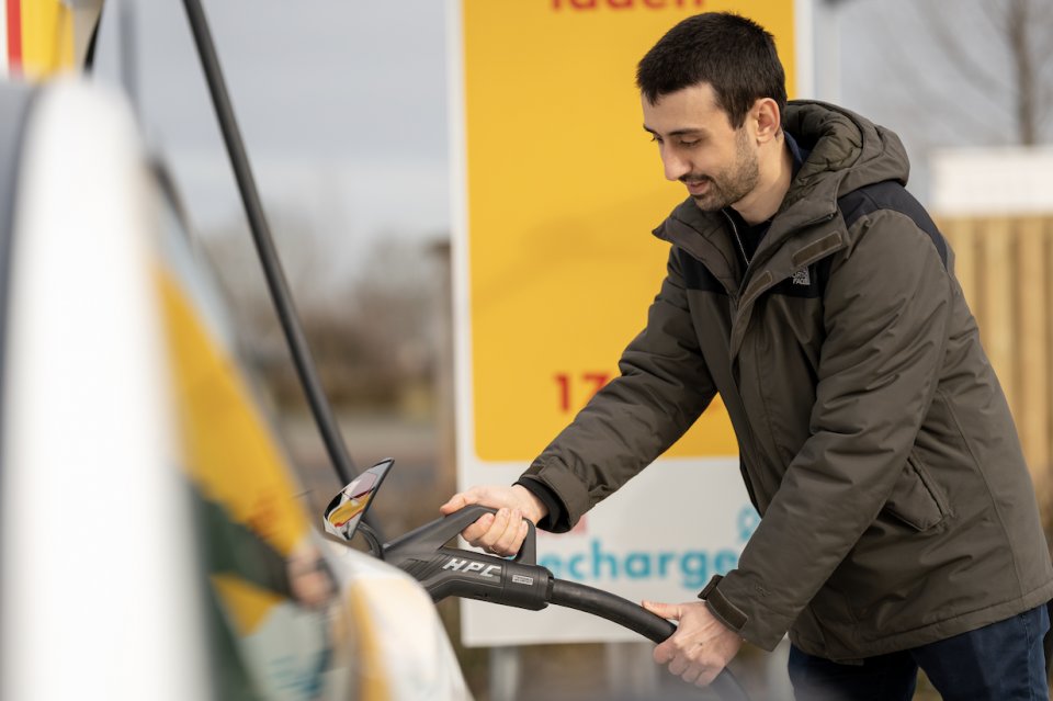 .<a href="/Shell/">Shell</a> and @ALFENbv have launched a pilot to trial an on-site battery-powered system at a Shell forecourt in the Netherlands, which will support ultra-fast #ElectricVehicle  charging.

greenfleet.net/news/08032021/…