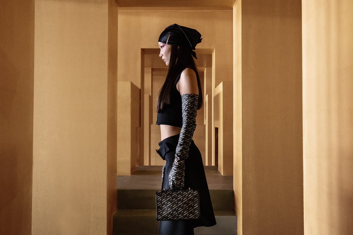 Intimate lines - #VersaceFW21 features clean cuts and refined silhouettes.

Explore the collection: e-versace.com/fw21