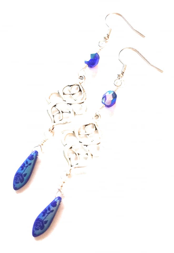 LovesVintage43's tweet photo. #freeshipping #vintagestyle #artnouveau Czech Glass Rose Bead &amp; Celtic Knot Earrings #handmade by me Pierced/Clip 💙#Amazon #AmazonHandmade #womaninbiz #MHHSBD #TheCraftersUK #CraftBizParty #onlinecraft #uksmallbiz #shopsmall #ukcraft #madeinukday #ROSE  https://t.co/UY7DWvekgS https://t.co/OHL6OXmR8M