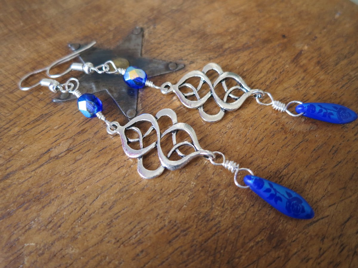 LovesVintage43's tweet photo. #freeshipping #vintagestyle #artnouveau Czech Glass Rose Bead &amp; Celtic Knot Earrings #handmade by me Pierced/Clip 💙#Amazon #AmazonHandmade #womaninbiz #MHHSBD #TheCraftersUK #CraftBizParty #onlinecraft #uksmallbiz #shopsmall #ukcraft #madeinukday #ROSE  https://t.co/UY7DWvekgS https://t.co/OHL6OXmR8M