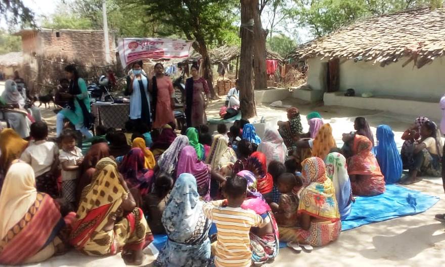ssashram's tweet photo. @CHILDLINE1098 India Foundation's team met #women, #adolescents &amp; #children at Nayi Duniya Basti Chitrakoot &amp; had an interaction with villagers about #MissionShakti &amp; children's education. . 
@MinistryWCD @EduMinOfIndia  @CMOfficeUP  #womensecurity #weworktosupport #womensafety https://t.co/K0Ig5RdfIy